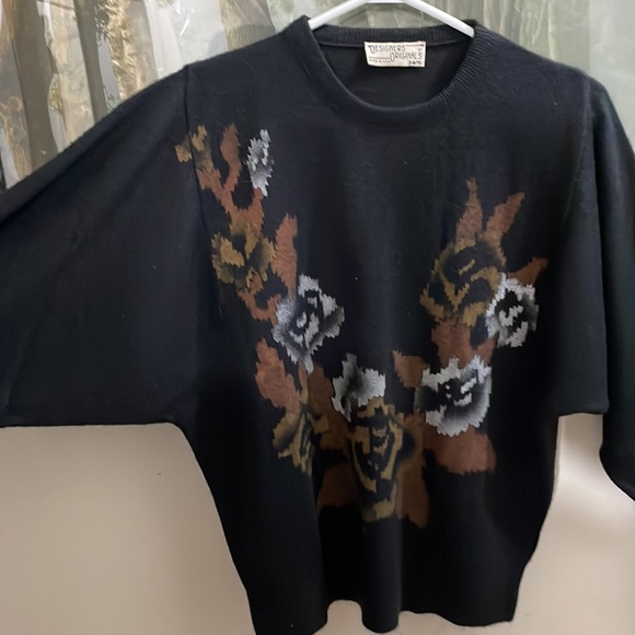 Like new! Vintage sweater! - Picture 2 of 8